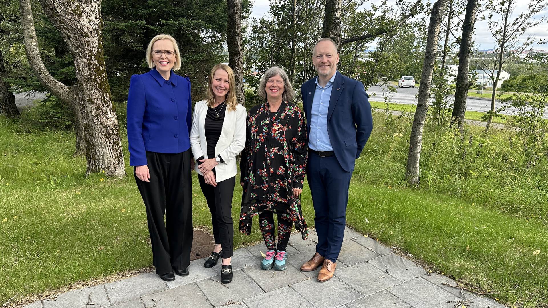 Guðrún Hafsteinsdóttir dómsmálaráðherra, Jenný Kristín Valberg, teymisstýra Bjarkarhlíðar, Halldóra Dýrleifar Gunnarsdóttir, formaður stjórnar Bjarkarhlíðar og Guðmundur Ingi Guðbrandsson félags- og vinnumarkaðsráðherra. - mynd