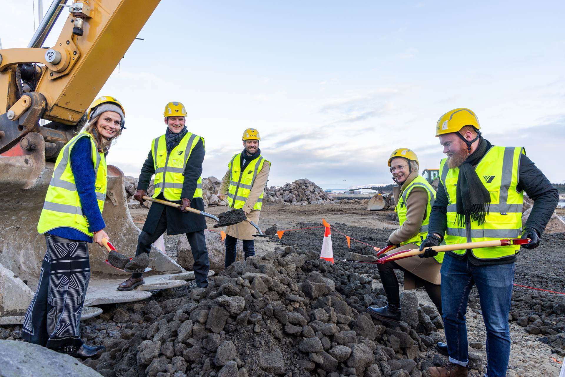 Skóflur á lofti! Eyjólfur Ármannsson, samgöngu- og sveitarstjórnarráðherra, Einar Þorsteinsson, borgarstjóri Reykjavíkur, Ásdís Kristjánsdóttir, bæjarstjóri Kópavogs, Bergþóra ÞorkelsdóttIr, forstjóri Vegagerðarinnar, og Davíð Þorláksson, framkvæmdastjóri Betri samgangna, við athöfnina þegar fyrsta skóflustunga var tekin að Fossvogsbrú. - mynd