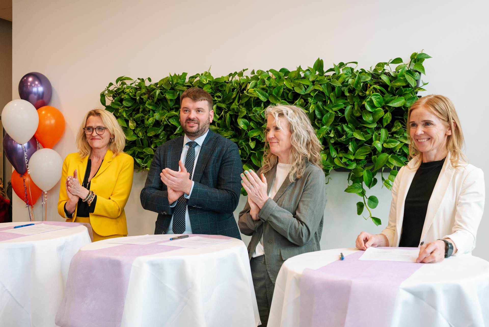 Heiða Björg Hilmisdóttir, formaður Sambands íslenskra sveitarfélaga, Ásmundur Einar Daðason, mennta- og barnamálaráðherra, Þórdís Jóna Sigurðardóttir, forstjóri Miðstöðvar menntunar og skólaþjónustu, og Birna Íris Jónsdóttir, framkvæmdastjóri Stafræns Íslands undirrituðu nýverið viljayfirlýsingu um Frigg - mynd