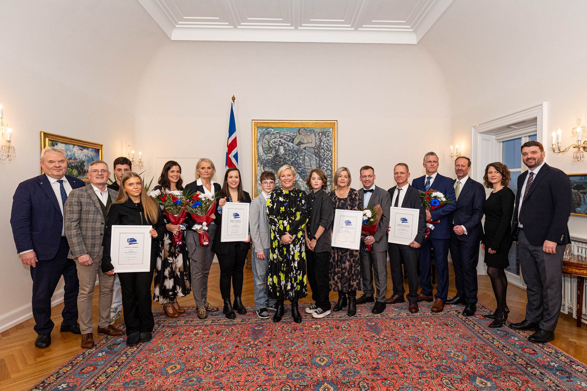 Sigurður Ingi Jóhannsson innviðaráðherra, Helgi Gíslason, Erzen Vefeli, Milana Garkusha, Hrafnhildur Sigurðardóttir, Rósa Ingvarsdóttir, Málfríður Bjarnadóttir, Helgi Már Birkisson, Halla Tómasdóttir forseti Íslands, Nökkvi Styr Jóhannesson, Eydís Ásbjörnsdóttir, Birgir Jónsson, Hans Rúnar Snorrason, Bergmann Guðmundsson, Sigurður Hannesson, Gerður Kristný og Ásmundur Einar Daðason, mennta- og barnamálaráðherra/Mynd: Mummi Lú - mynd