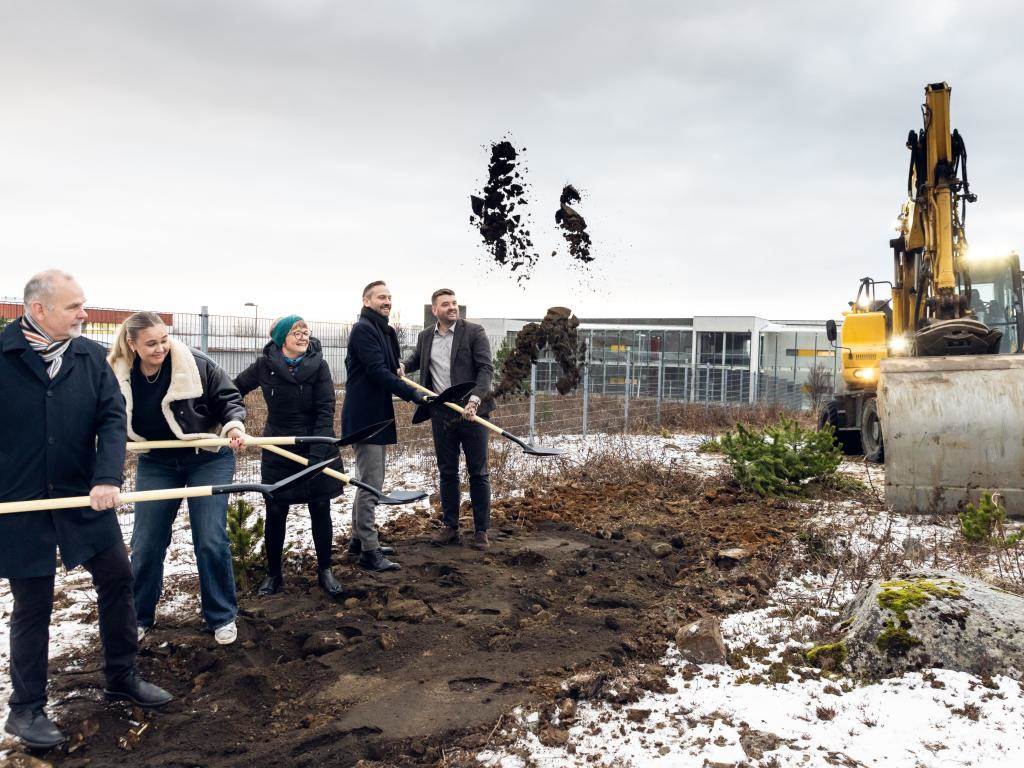 Óskar Jósefsson forstjóri FSRE, Lovísa Eðvarðsdóttir formaður nemendaráðs, Guðrún Hrefna Guðmundsdóttir skólameistari, Einar Þorsteinsson borgarstjóri og Ásmundur Einar Daðason, mennta- og barnamálaráðherra, taka fyrstu skóflustungurnar að nýrri byggingu fyrir starfsnám í FB / Mynd: Hallur Karlsson - mynd