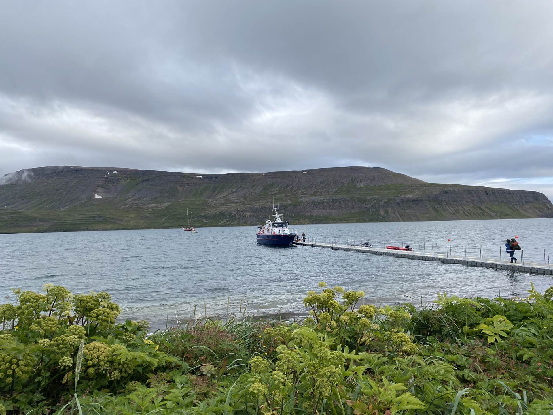 Samgöngubryggja við Hestseyri, sem er í nágrenni þjónustuhússins í Hornstrandafriðlandinu. - mynd