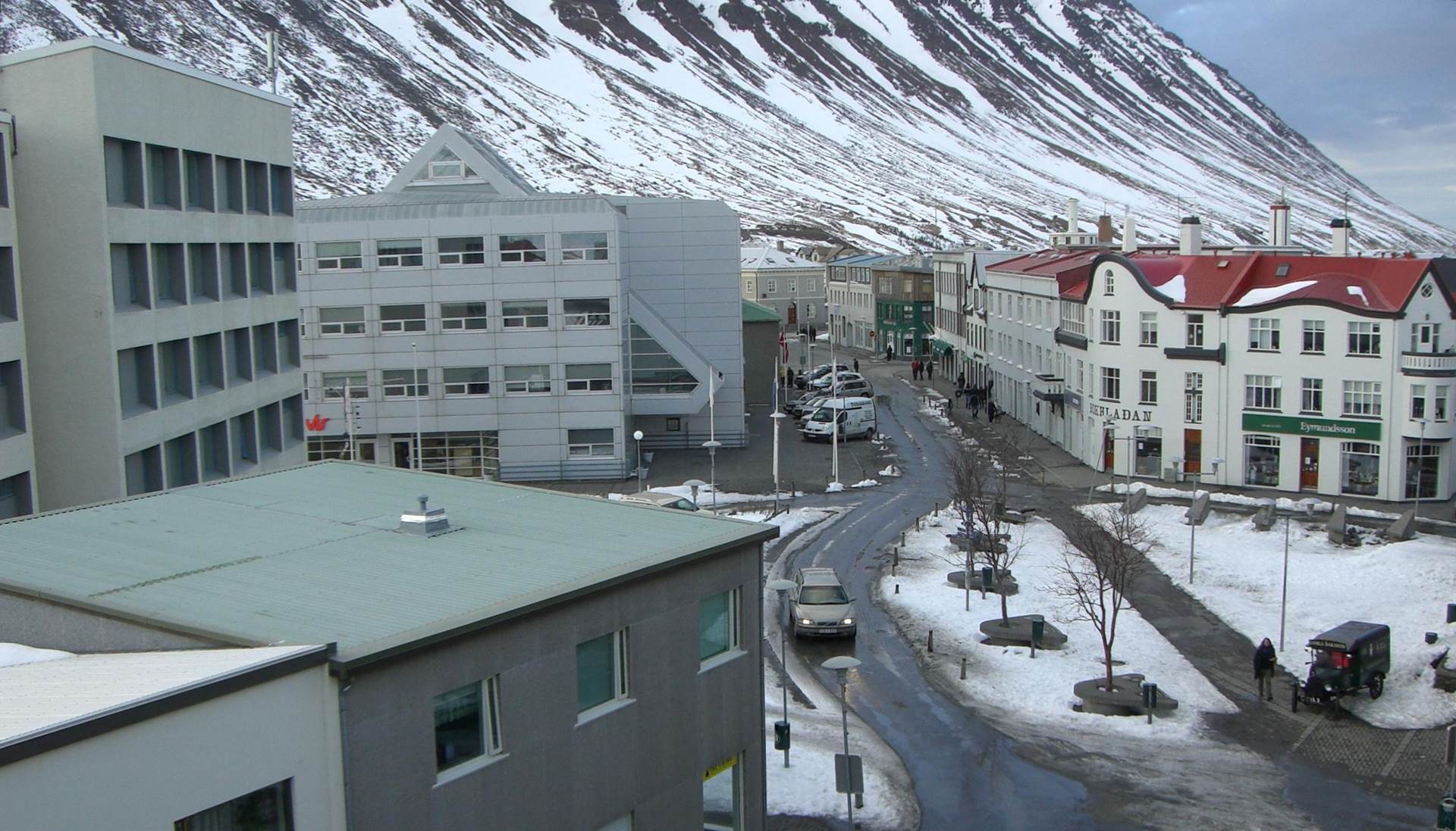 Götumynd með húsum frá ólíkum tímum. Aðalstræti og Hafnarstræti á Skutulsfjarðareyri.  - mynd