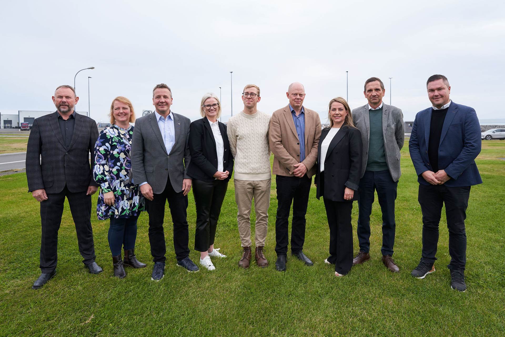 Frá hægri: Eyþór Björnsson, forstjóri Norðurorku, Albertína Fr. Elíasdóttir, framkvæmdastjóri SSNE, Guðlaugur Þór Þórðarson, umhverfis-, orku- og loftslagsráðherra, Lára Halldóra Eiríksdóttir, stjórnarformaður SSNE, Ottó Elíasson, framkvæmdastjóri hjá Eimi, Einar Eðvald Einarsson, stjórnarformaður SSNV , Katrín M. Guðjónsdóttir, framkvæmdastjóri SSNV, Hörður Arnarson, forstjóri Landsvirkjunar og Benedikt Þór Jakobsson, rekstrarstjóri Orkuveitu Húsavíkur - mynd