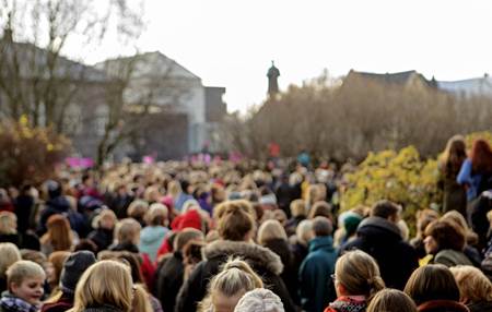 Jafnrétti kynjanna: Hér kemur nú bráðabirgðatexti til að sjá hvernig aðeins lengri lýsing myndar kemur út þegar höfunadar ljósmyndar er einnig getið.