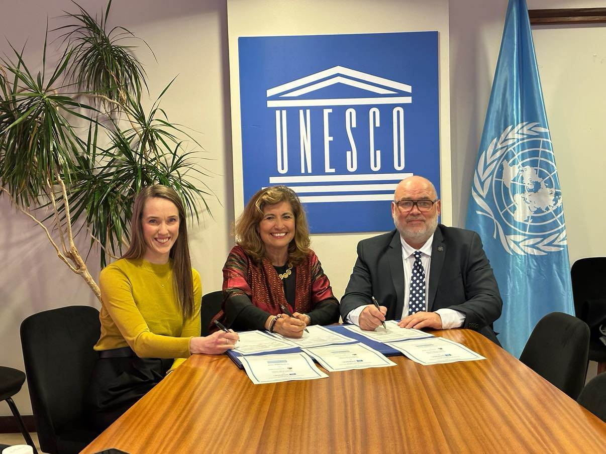 Lilja Dögg Jónsdóttir, framkvæmdastjóri Almannaróms, Gabriela Ramos, aðstoðarframkvæmdastjóri félags- og hugvísinda hjá UNESCO, og Logi Einarsson, menningar-, nýsköpunar- og háskólaráðherra við undirritun viljayfirlýsingar í París. - mynd