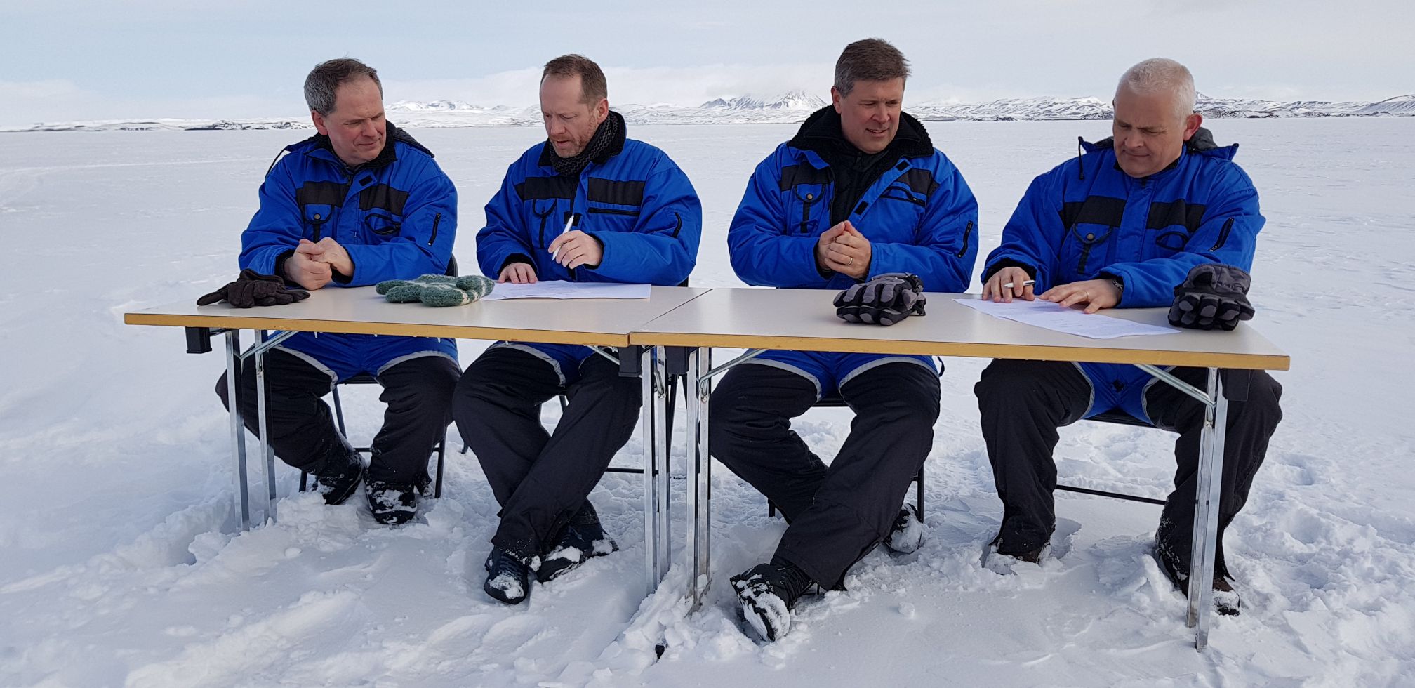 Frá undirrituninni i dag. F.v. Magnús Jóhannsson fulltrúi Landgræðslu ríkisins, Guðmundur Ingi Guðbrandsson, umhverfis- og auðlindaráðherra, Bjarni Benediktsson, fjármála- og efnahagsráðherra og Þorsteinn Gunnarsson, sveitarstjóri Skútustaðahrepps. - mynd