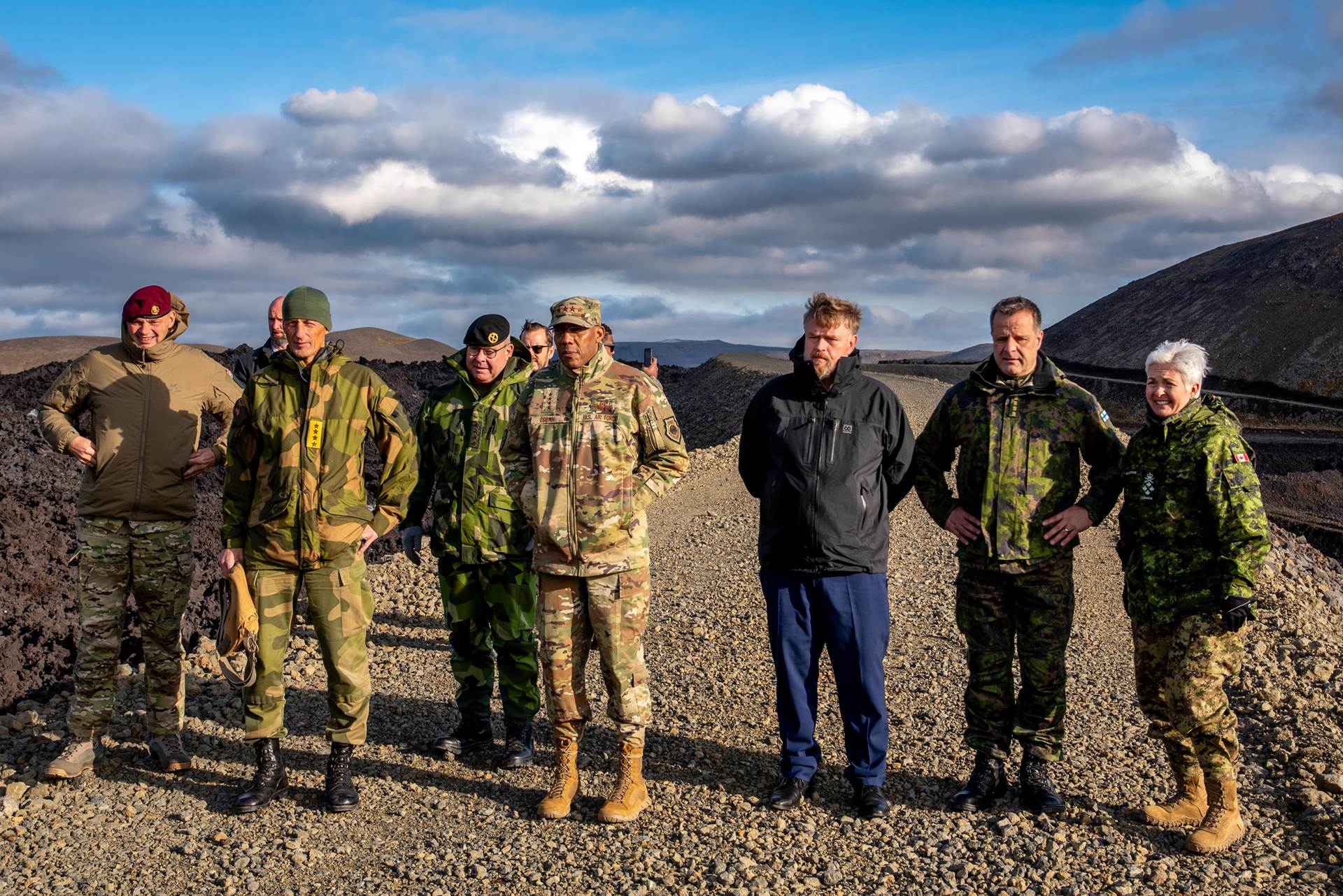 Yfirmenn hermála á Íslandi, Bandaríkjunum, Danmörku, Noregi, Finnlandi, Kanada og Svíþjóð skoðuðu aðstæður á gossvæðunum við Grindavík. Hér eru þeir á varnargarði við Svartsengi. - mynd