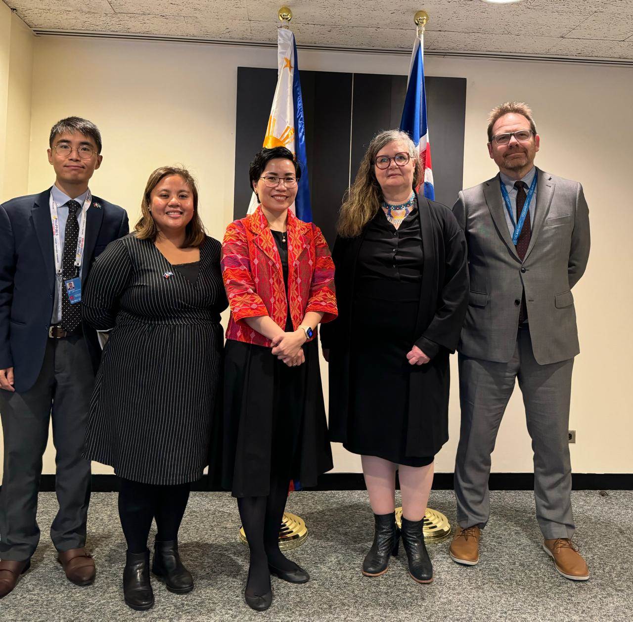 Bergdís Ellertsdóttir, sendiherra, og Davíð Logi Sigurðsson, deildarstjóri í utanríkisráðuneytinu, ásamt Theresu P. Lazaro, skrifstofustjóra málefna tvíhliða mála, og teymi hennar á sendiskrifstofu Filippseyja í New York. - mynd